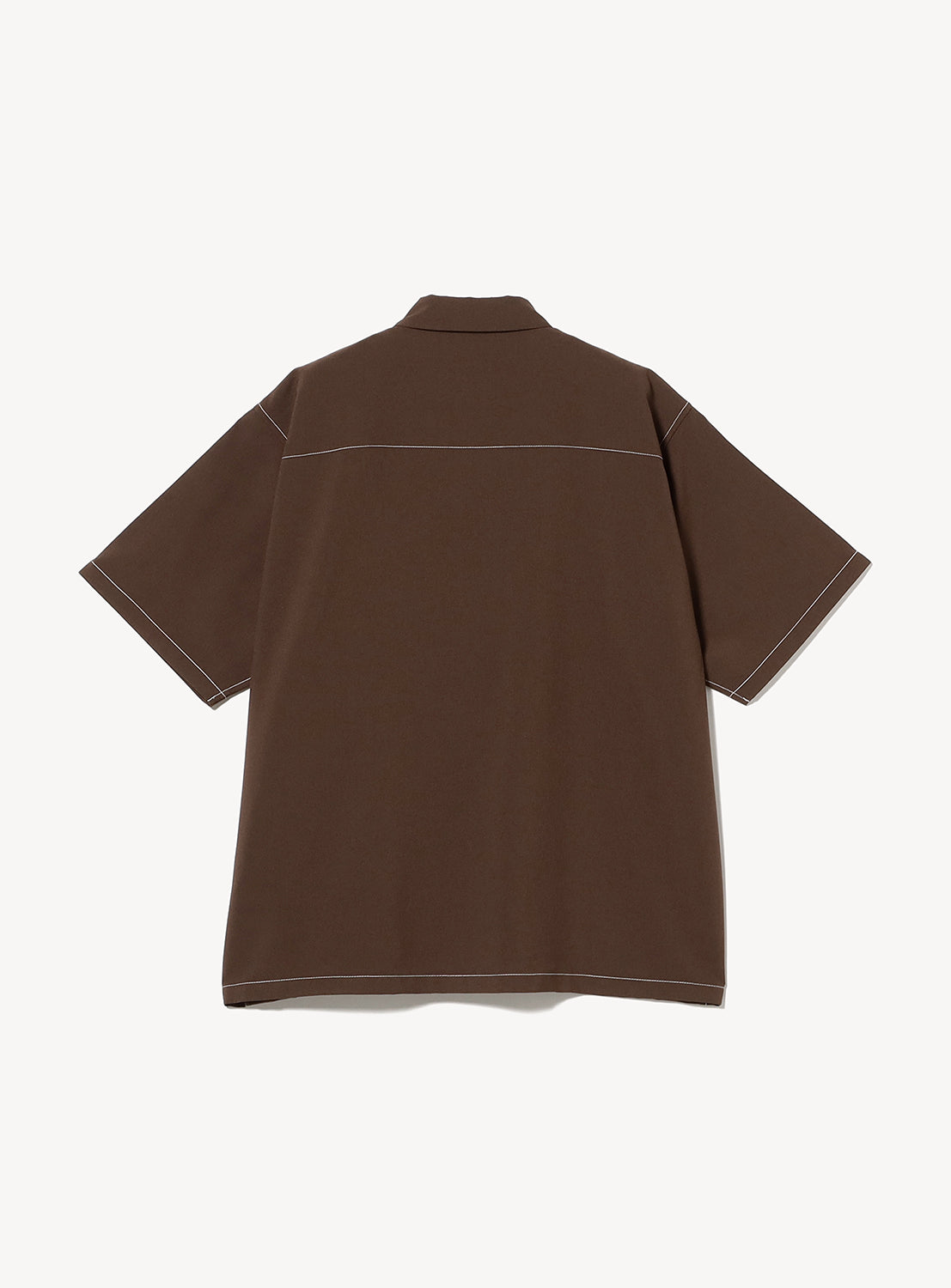 Back view of the BEAMS Wide Fit Double Pocket Contrast Stitch Shirt in brown, featuring short sleeves and distinctive white contrast stitching along the shoulders and edges, displayed on a plain white background.