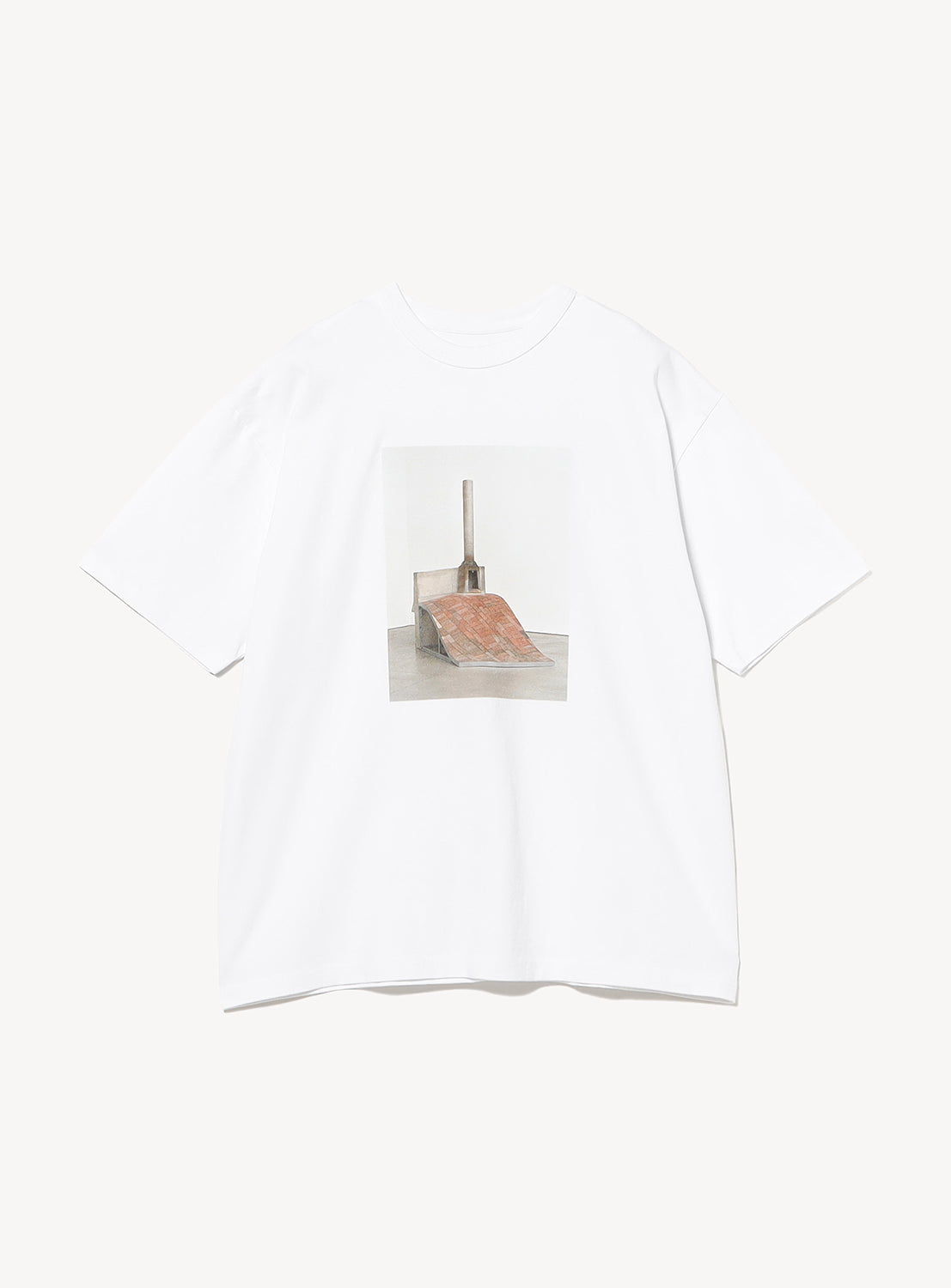 The BEAMS T Esteban Jefferson ‘Brooklyn Banks’ Graphic T-Shirt is crafted from white heavyweight cotton and features a front-centered print of the iconic Brooklyn Banks ramp-like structure alongside a vertical post, showcasing a design inspired by artist Esteban Jefferson.