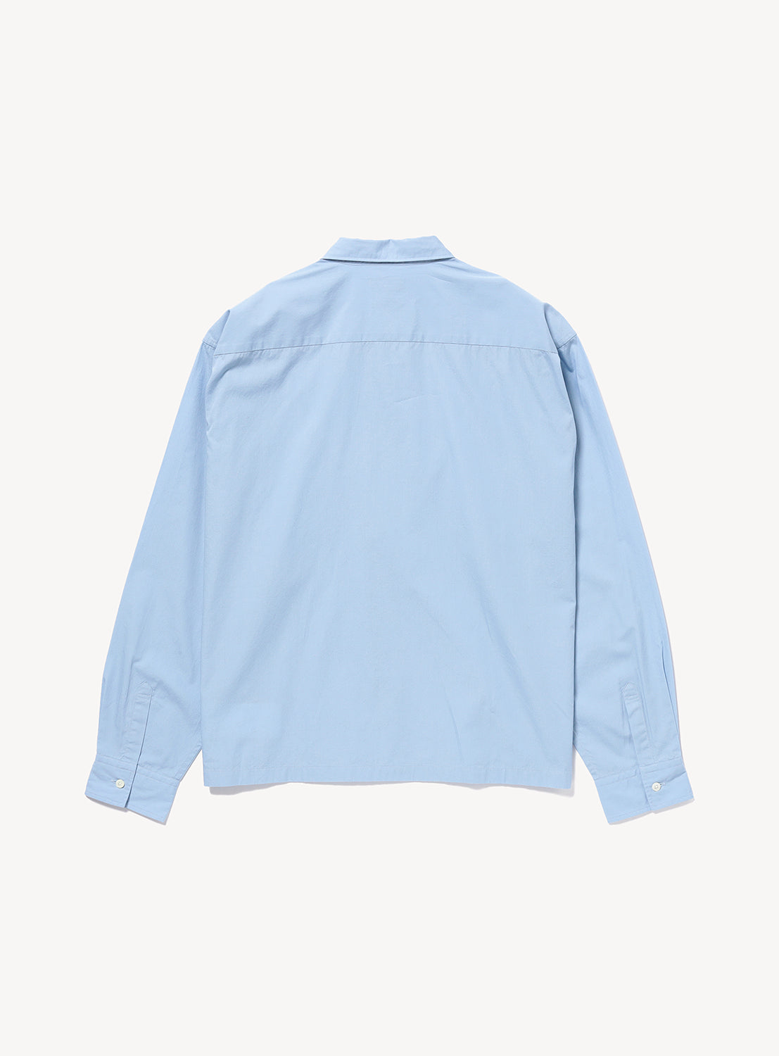 Back view of a light blue BEAMS Broadcloth Shirt, featuring a relaxed fit, long sleeves, a regular collar, and cuffs.