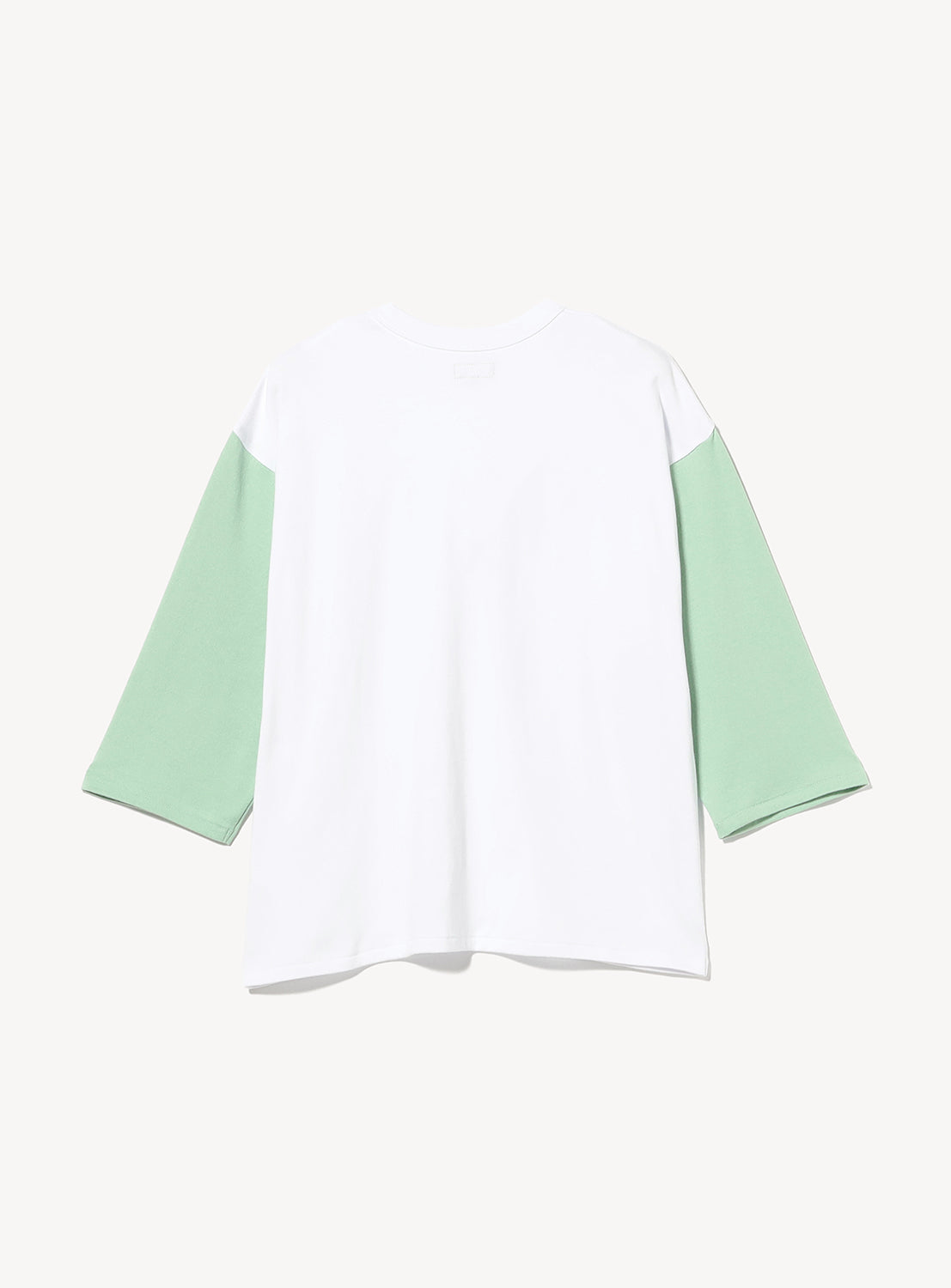 Back view of a white BEAMS Baseball 9/10 Sleeve T-Shirt with three-quarter length green sleeves.