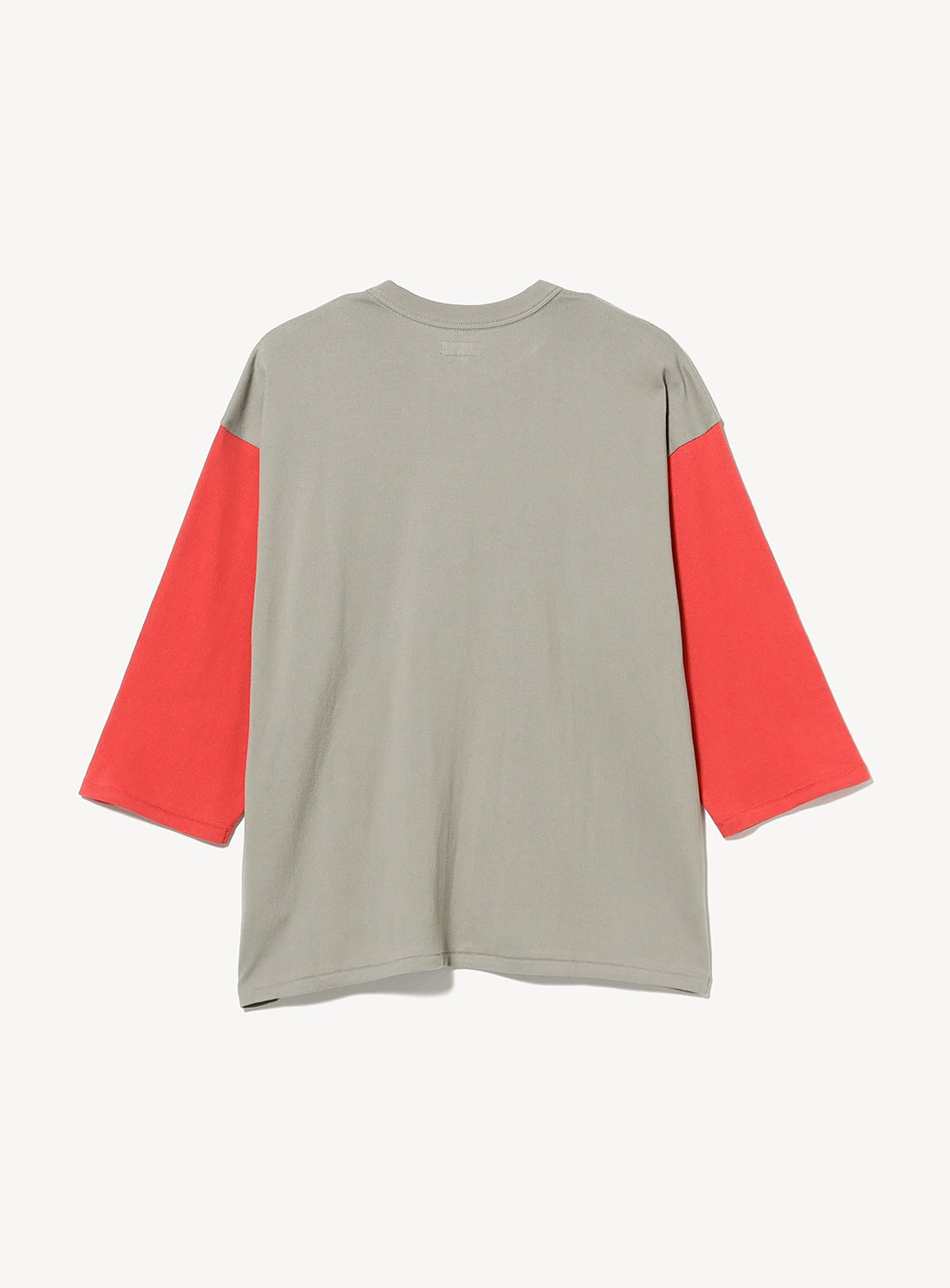 Back view of a BEAMS Baseball 9/10 Sleeve T-Shirt in gray with red 9/10-length sleeves.