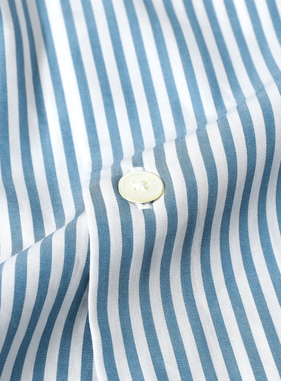 Wide Fit Button-Back Collar Shirt