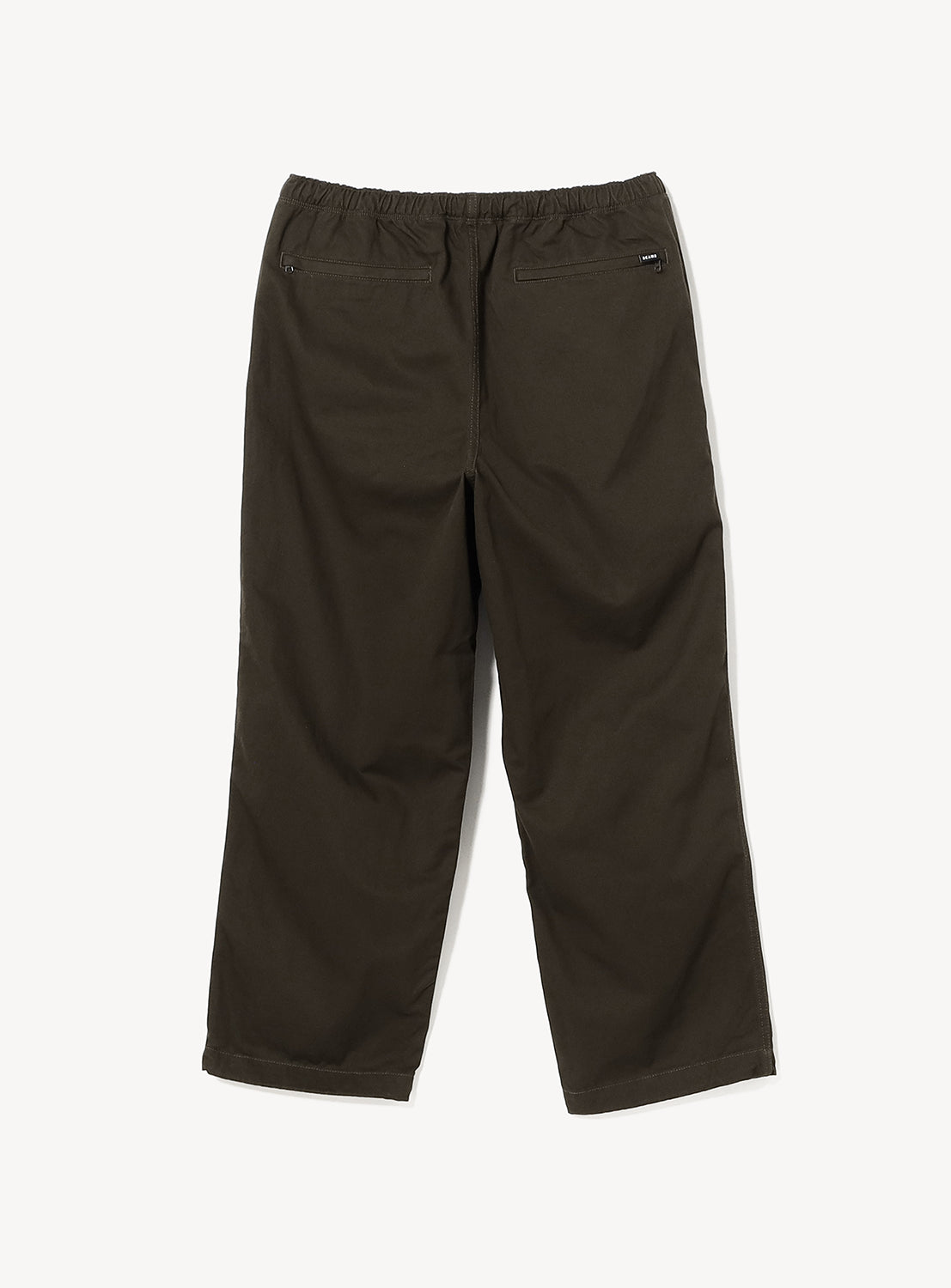 Back view of BEAMS Basic Twill Easy Pants in dark olive green, featuring an elastic waistband and two zippered back pockets, crafted from relaxed fit cotton twill and displayed against a white background.