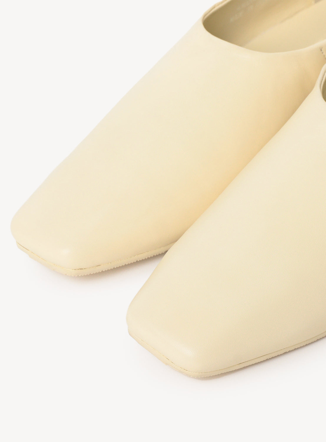 Shisei Tight Square Slip On