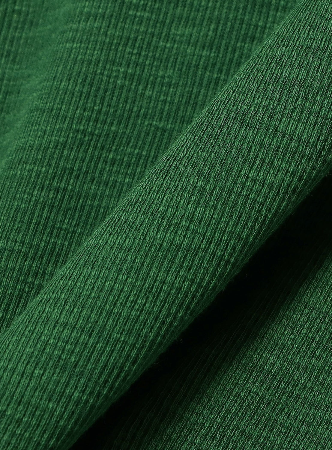 Close-up of BEAMS BOY’s Double-Layered Sheer Ribbed Tank Top in green, showcasing the knit fabric’s distinct ribbing, soft texture, and diagonal folds—highlighting its fine raised lines and comfortable material.