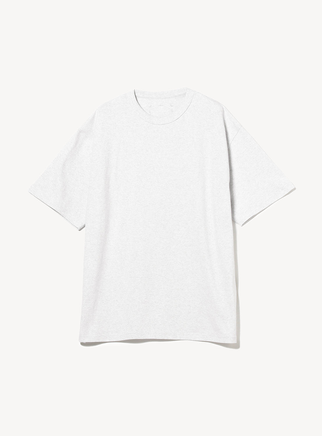  Detailed view of a comfortable ash grey oversized cotton t-shirt with a classic crew neck.