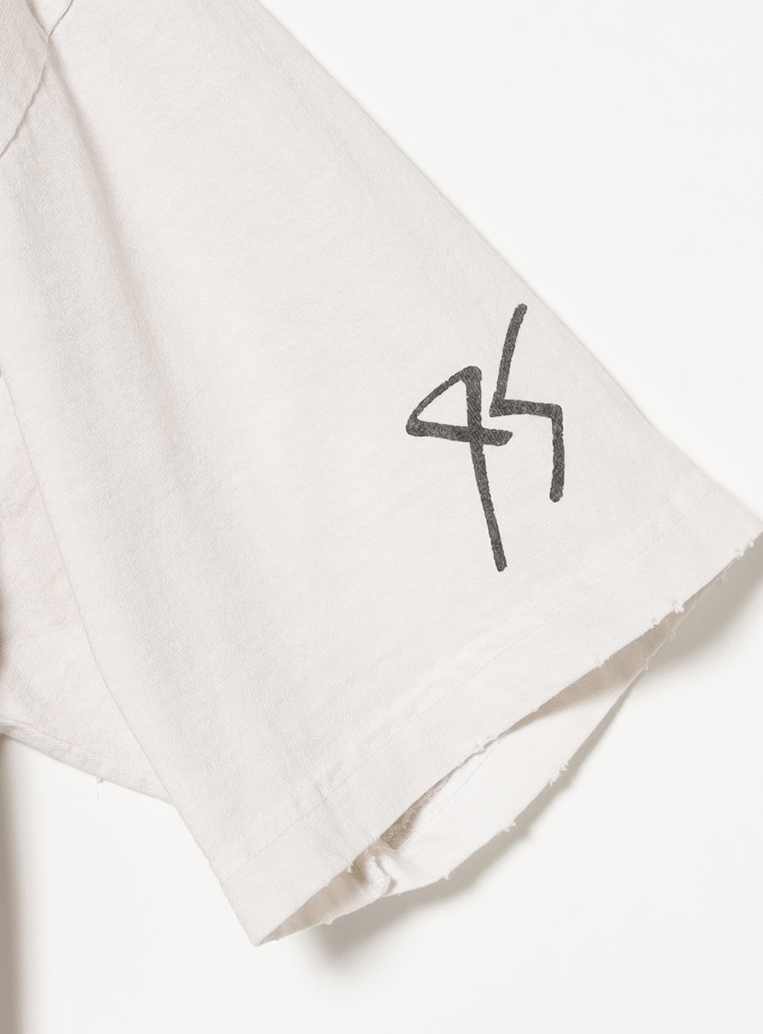 T-shirt left sleeve with a subtle "95" icon.