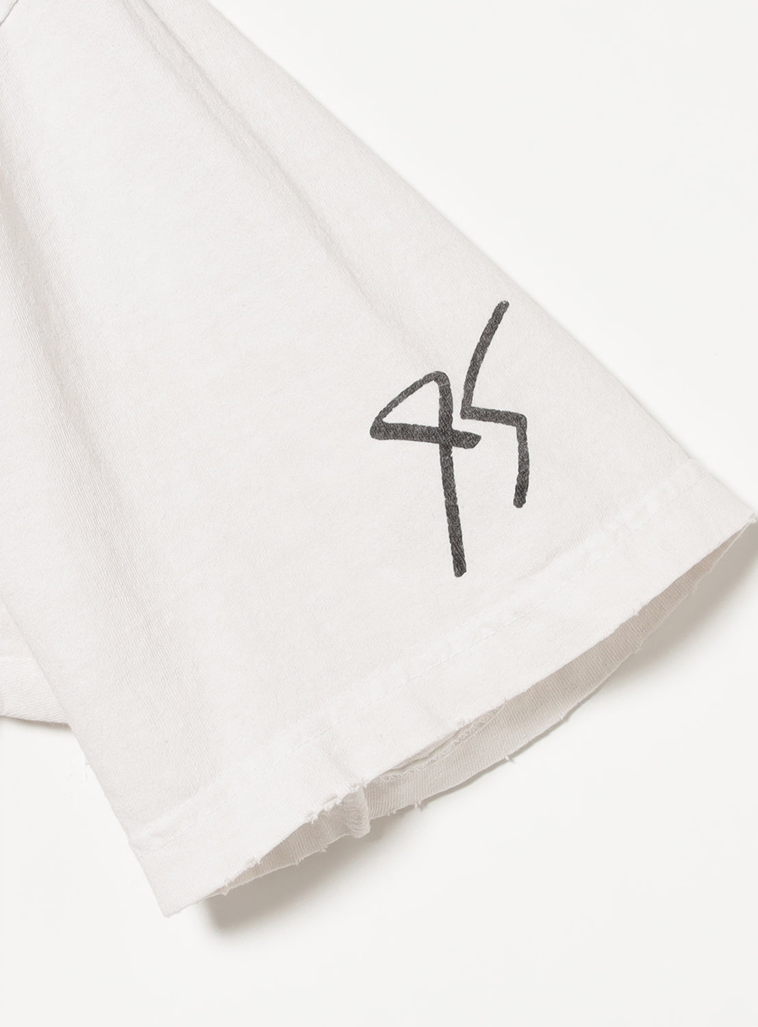 T-shirt left sleeve detail showing a discreet "95" icon.