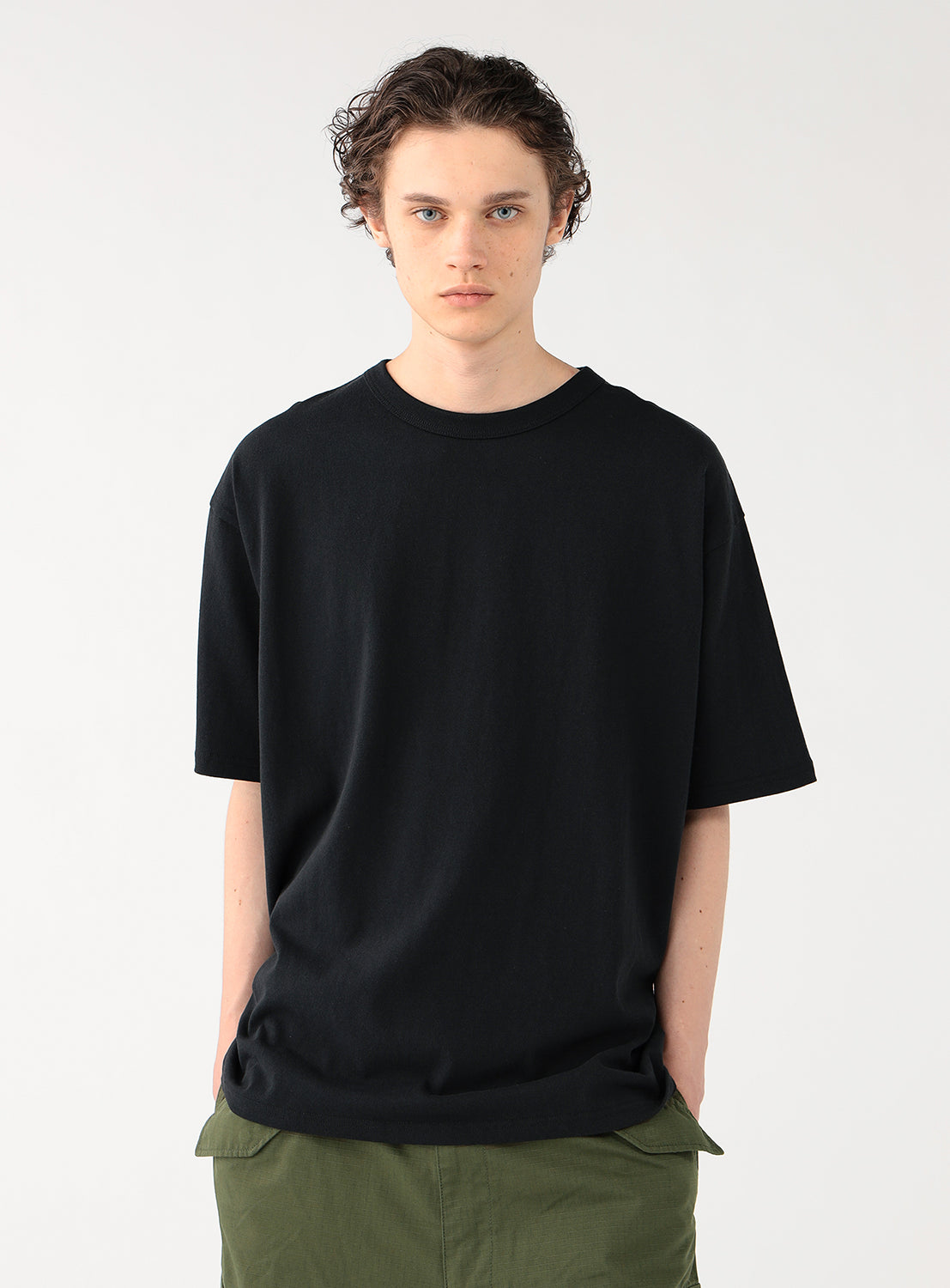 Front view of a man modeling a comfortable black oversized t-shirt.