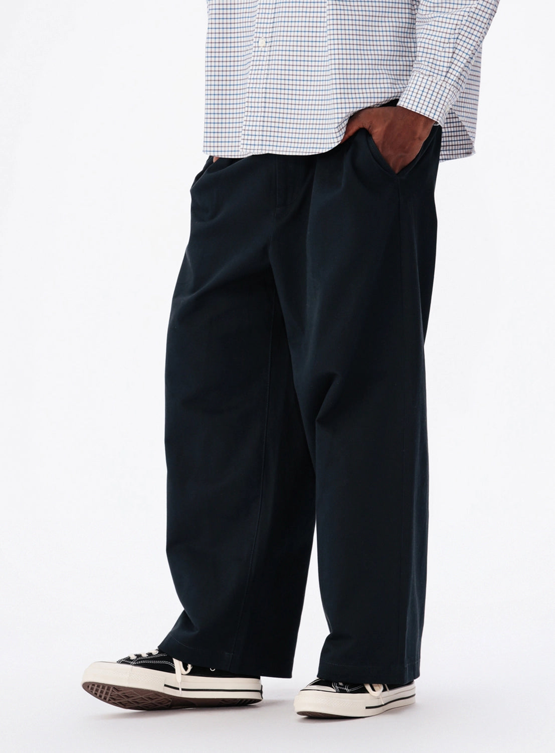 Navy BEAMS New Wide Chino Pants with drawstring waist, side pockets, and straight hem.