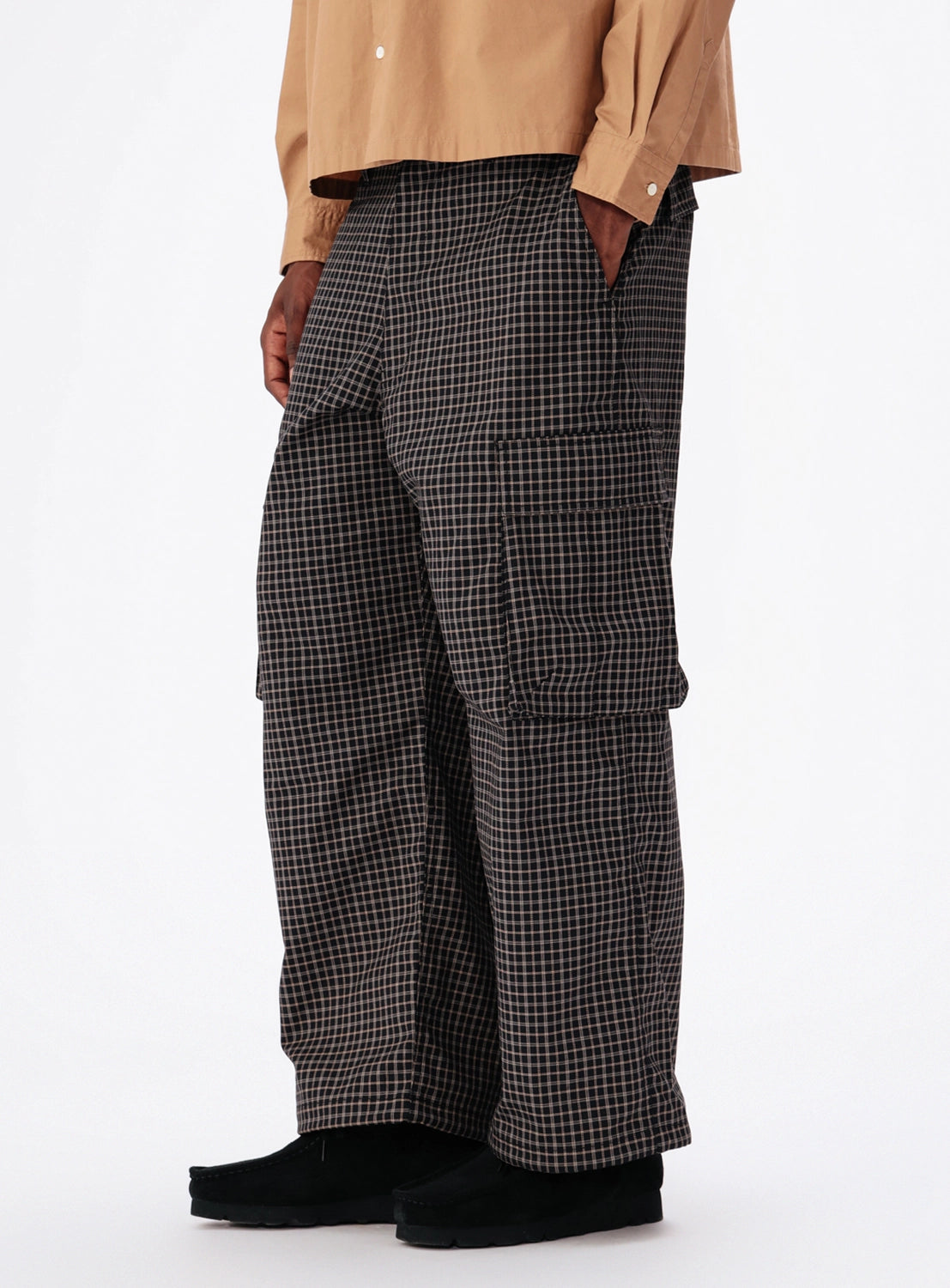 BEAMS Pattern 6-Pocket Pants are loose-fitting cargo pants in a dark plaid pattern with large side pockets and adjustable hems.