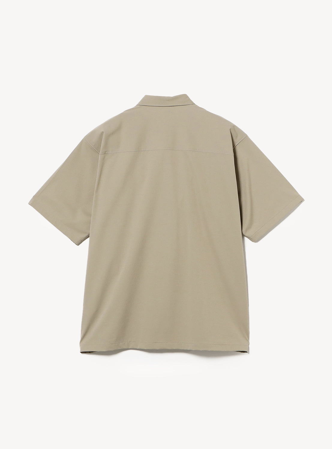 Back view of tan BEAMS Tech short sleeve shirt with back yoke.