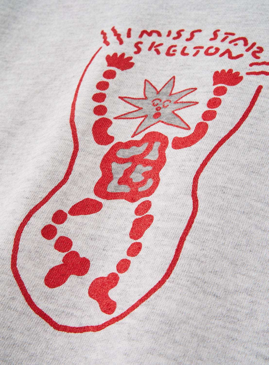 Introducing the norahi Starskel Hologram T-Shirt by norahi: a relaxed fit gray tee showcasing a hand-drawn, red abstract skeleton with a star-shaped head and the handwritten phrase “I miss stai2 skelton” above the design.