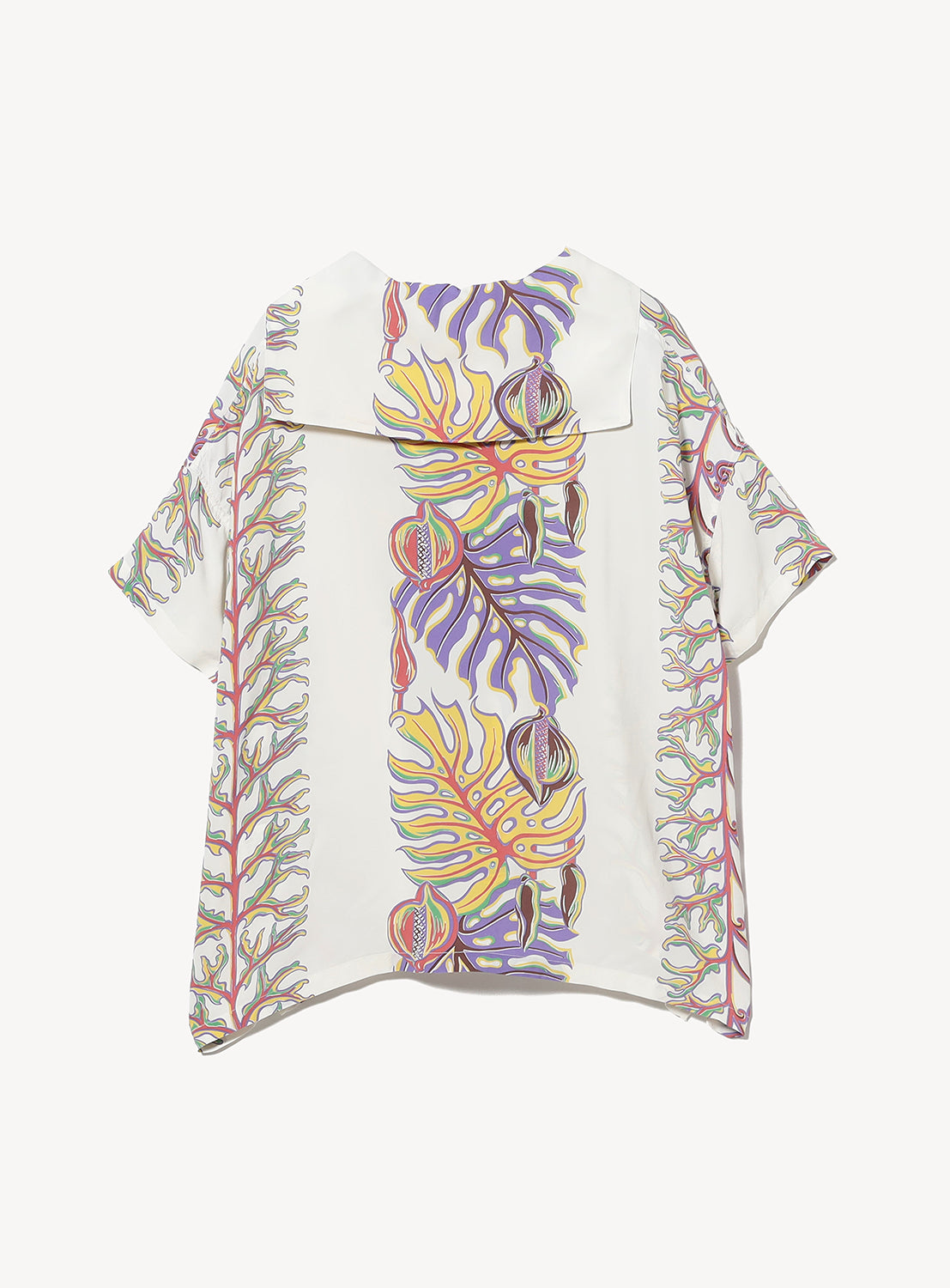 The [Exclusive] SUN SURF x BEAMS BOY Sailor Shirt by SUN SURF is a short-sleeved, white, sailor-style top with bold abstract Hawaiian prints in purple, orange, yellow, and green across the back and sides.