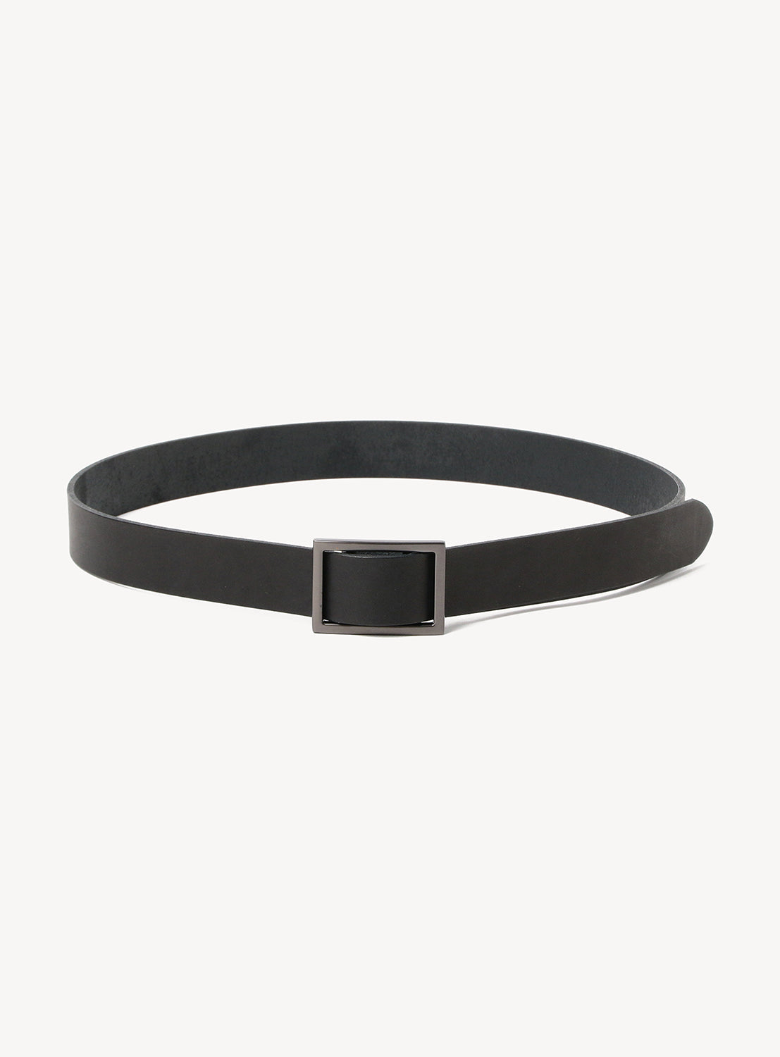 The BEAMS Adjustable No-Hole Leather Belt features a sleek black design with a rectangular black buckle, elegantly displayed in a circular shape against a plain white background.