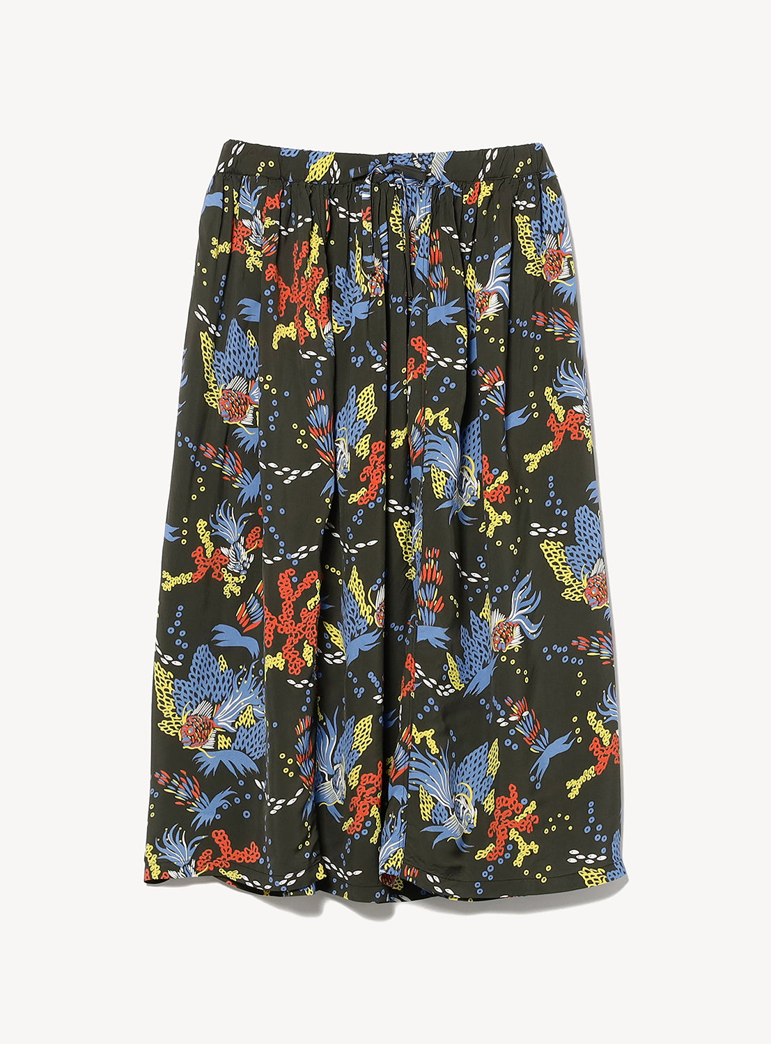 The [Exclusive] SUN SURF x BEAMS BOY Aloha Gathered Long Skirt by SUN SURF features vintage-inspired multicolored floral and bird Hawaiian prints, gathered at the waistband for a flowy, classic aloha skirt style.